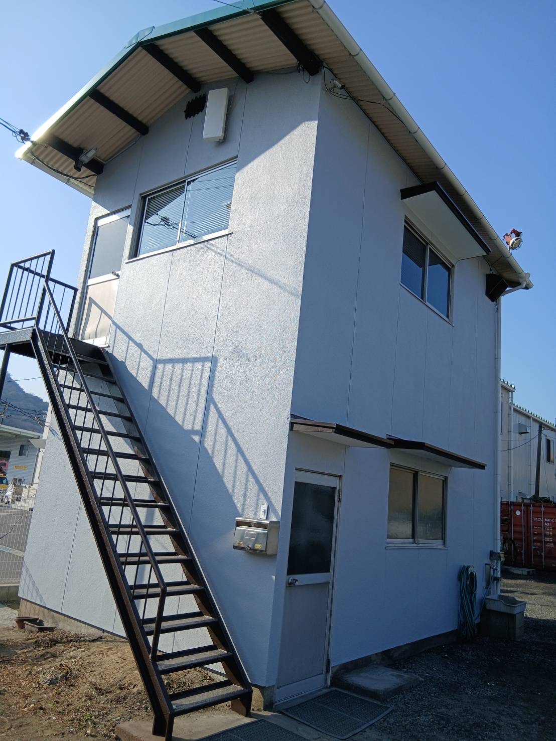 外壁と外階段がキレイに！